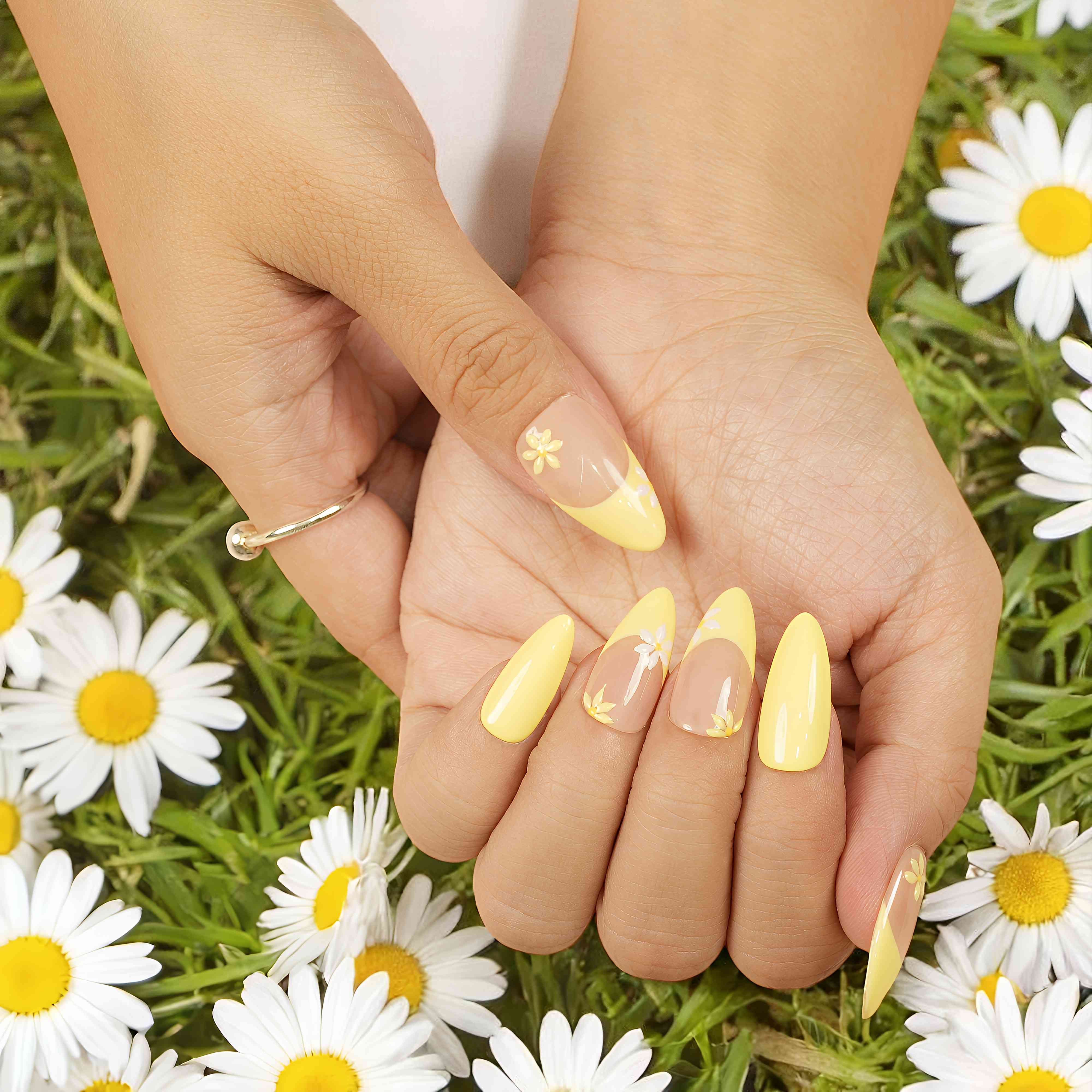 Hand-painted yellow daisy false nails – medium length almond shape.
