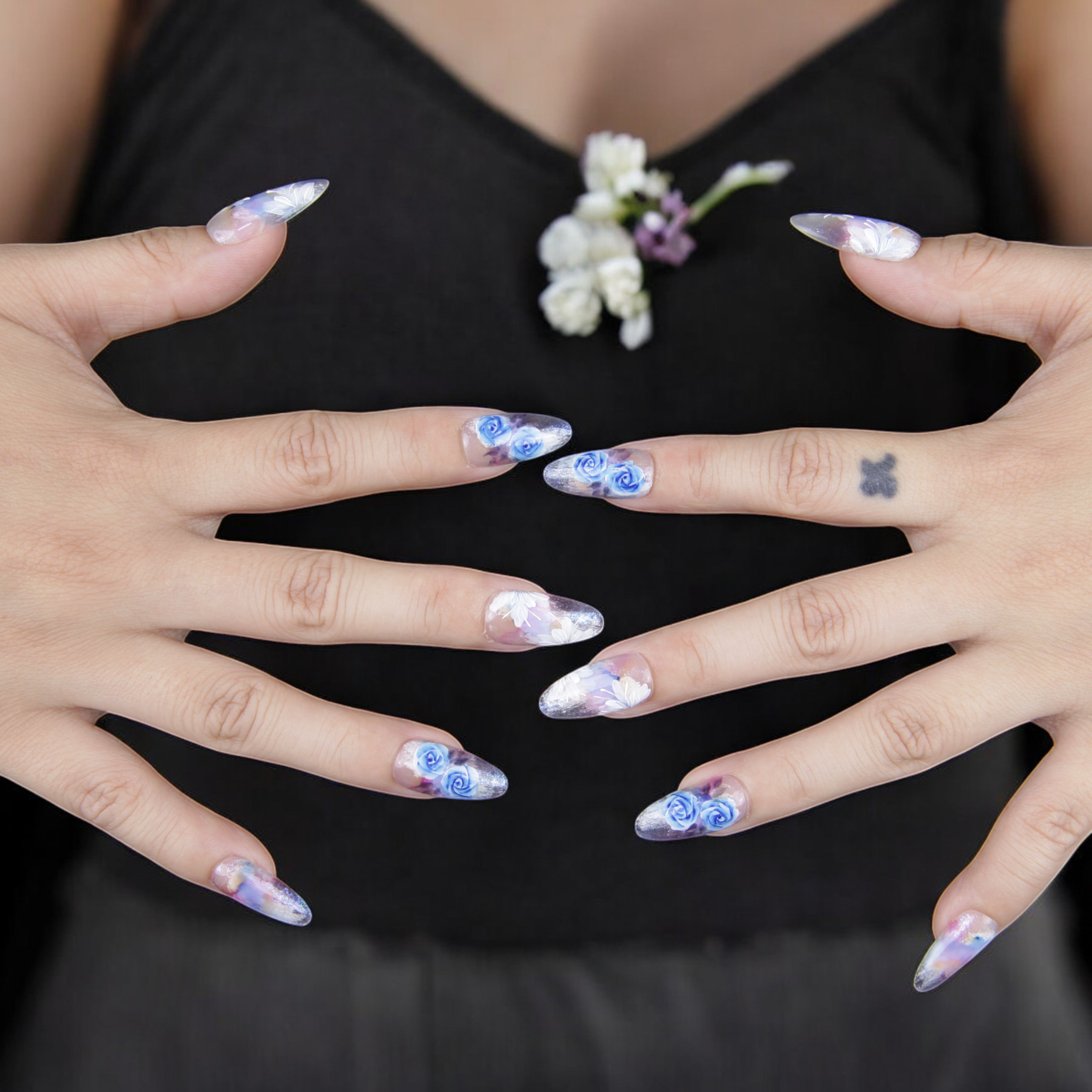 Elegant blue rose artificial nails with a glossy, long-lasting finish. Perfect for instant mani lovers seeking reusable glue-on nails in Australia