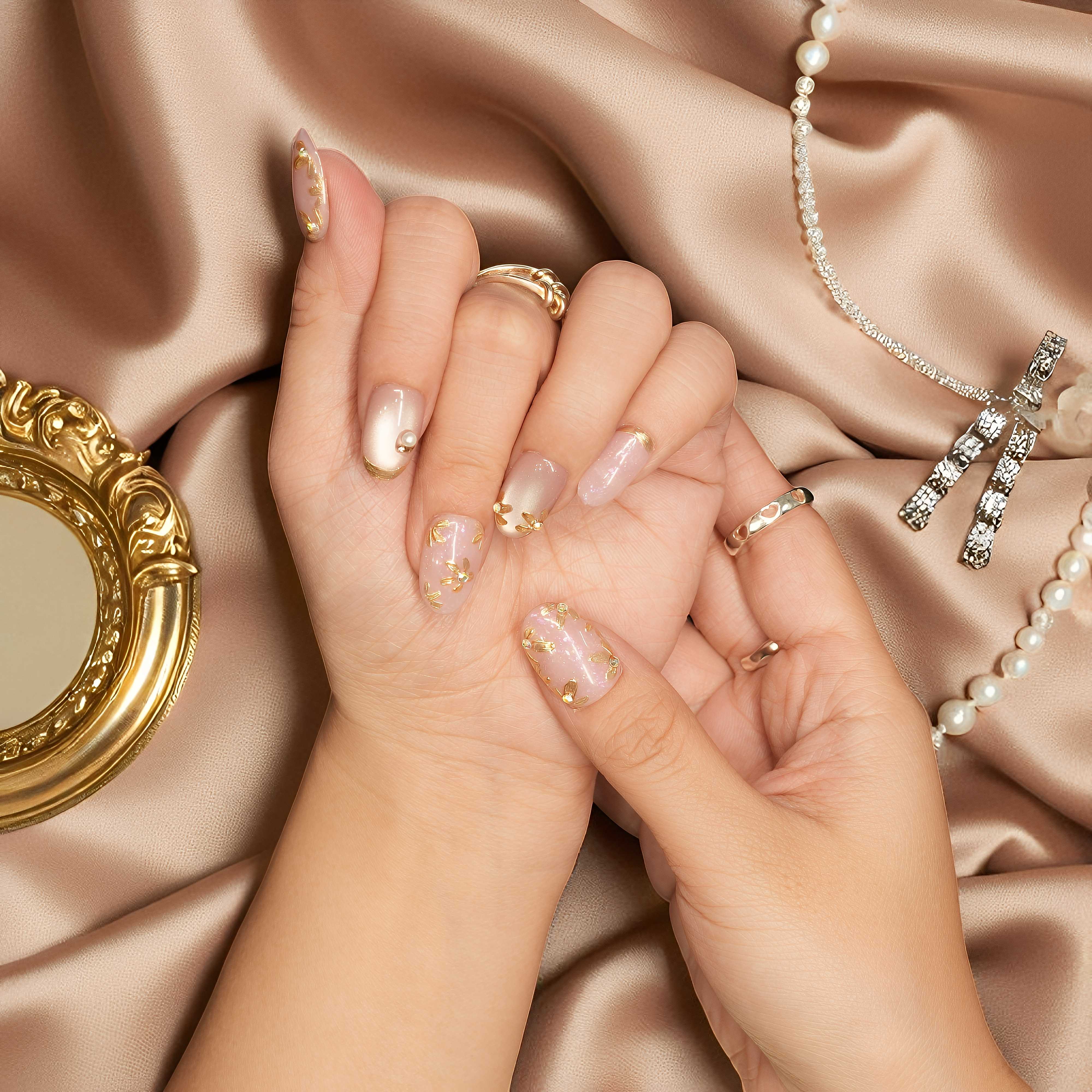 Reusable press on nails featuring floral gold and cat’s eye base