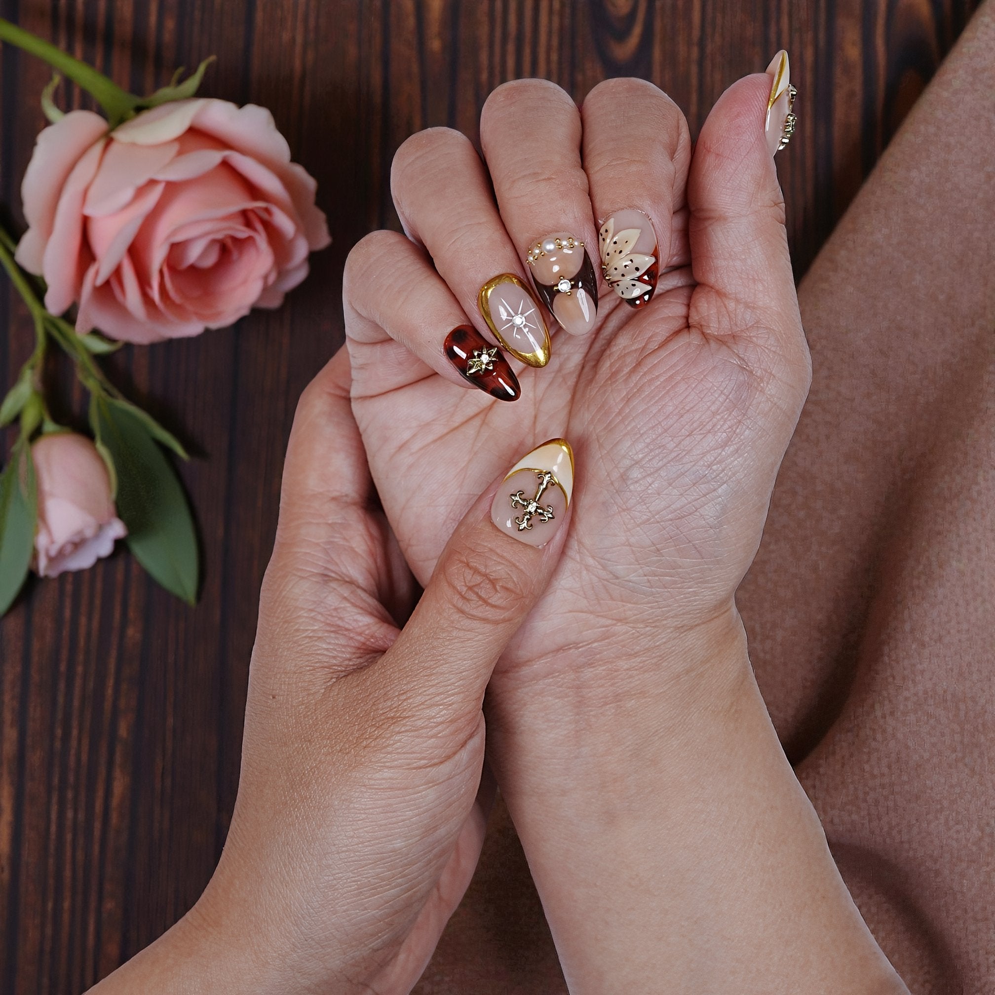 Reusable luxury press on nails with nude and gold design