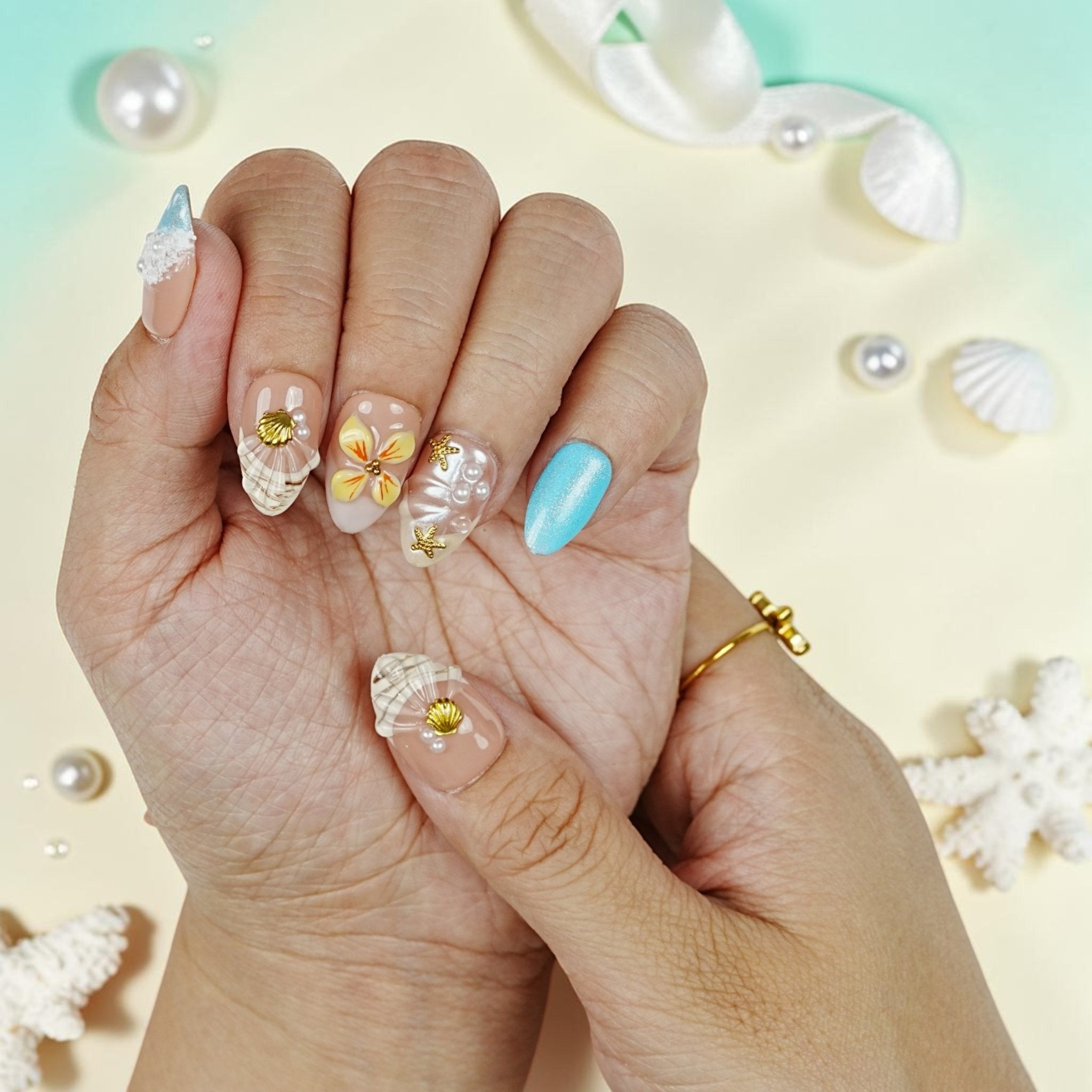 DSC00061 tropical press on nails with a 3D hibiscus flower, seashells and gold starfish charms